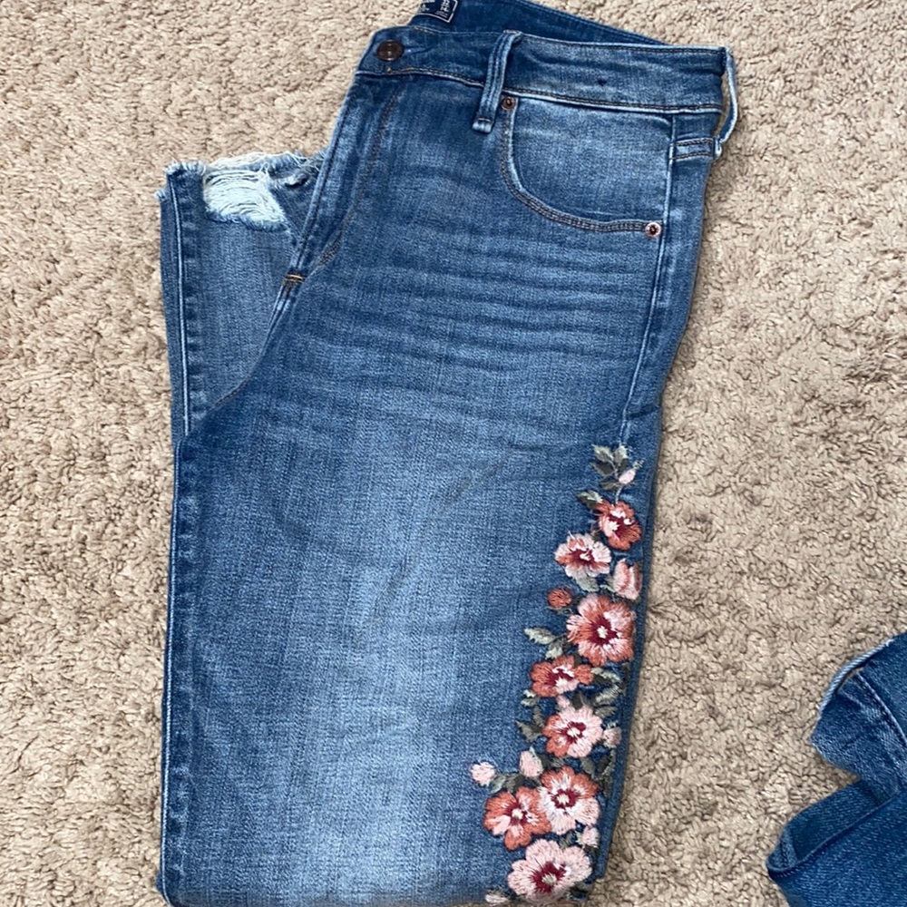 Abercrombie women jeans skinny with flowers in the side